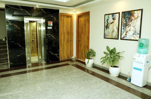 Niketan Medanta Palm Service Apartment