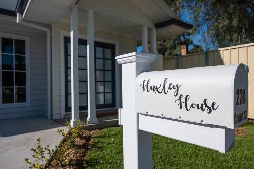 Huxley House Elegant Mudgee Retreat With Backyard