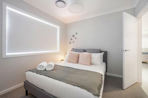 Huxley House Elegant Mudgee Retreat With Backyard
