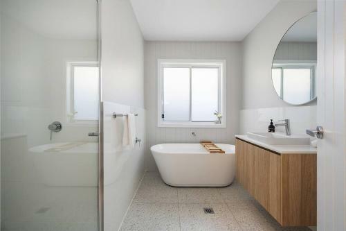 Huxley House Elegant Mudgee Retreat With Backyard
