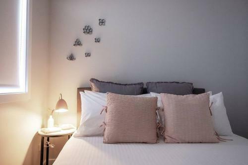 Huxley House Elegant Mudgee Retreat With Backyard