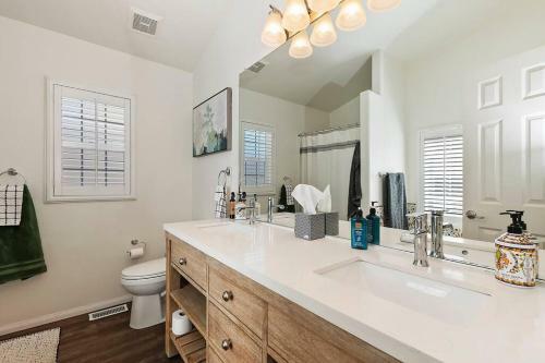 Fitzys Fir Lodge-modern! Pet Friendly! Family Fun!