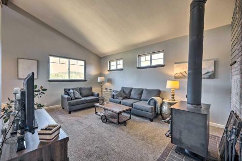Charming Woodland Park Home With Spacious Yard!
