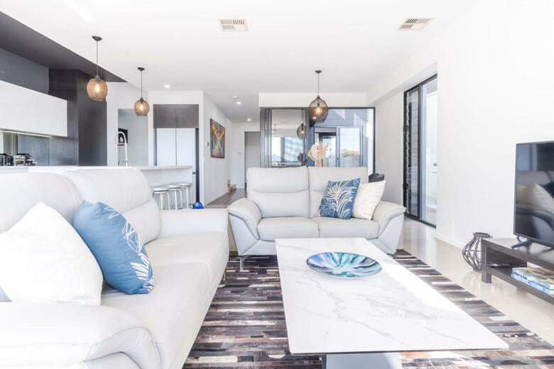 Luxury Lakeside Birtinya With Stunning Waterfront View