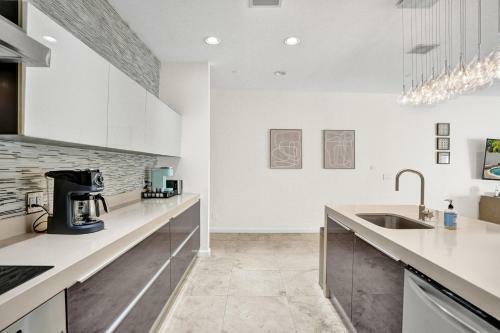 Luxury! 4bed Private Pool Deck! 1,7mi To Beach Townhouse