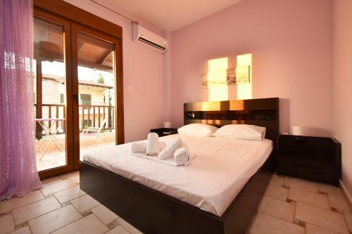 Sea Side Pine Maisonette, Siviri