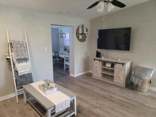 Cozy 3 Bed 2 Bath Pool Home Near Busch Gardens