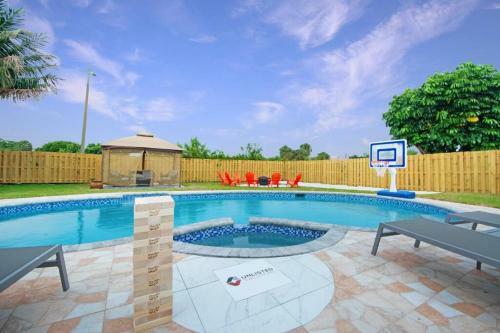 Home In West Palm Beach With Pool And Pool Table!