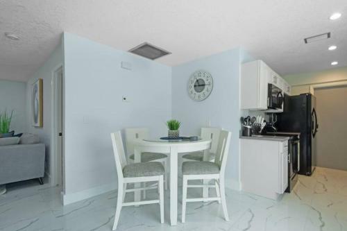 Home In West Palm Beach With Pool And Pool Table!