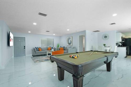 Home In West Palm Beach With Pool And Pool Table!
