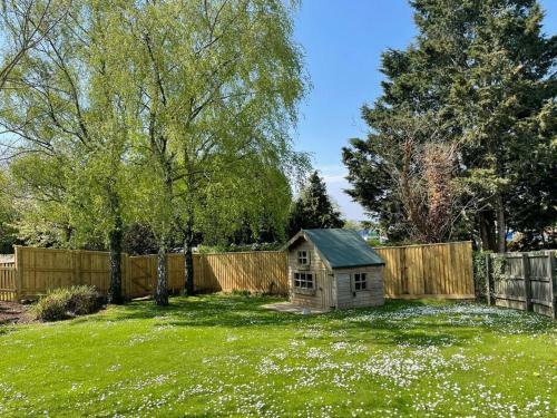 Entire House With Stunning Gardens And Pool.