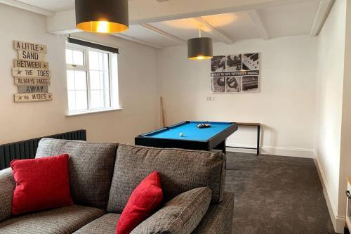 Entire House With Stunning Gardens And Pool.