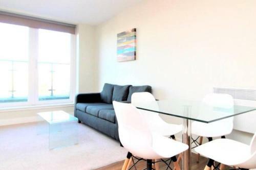 Modern 1 Bed Apartment Perfect For Couples Balcony