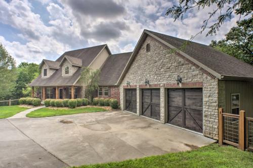 Branson Family Retreat On About 5 Acres With Decks!