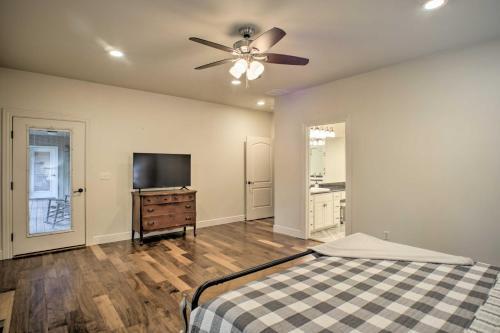 Branson Family Retreat On About 5 Acres With Decks!
