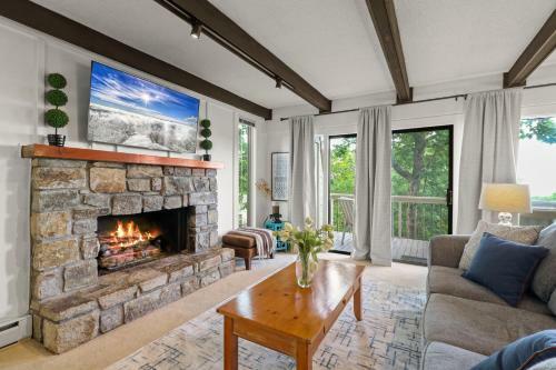 2br 2ba Stylish Condo Mountain Views Skiing