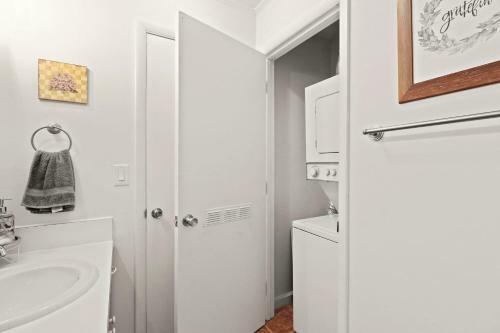 2br 2ba Stylish Condo Mountain Views Skiing
