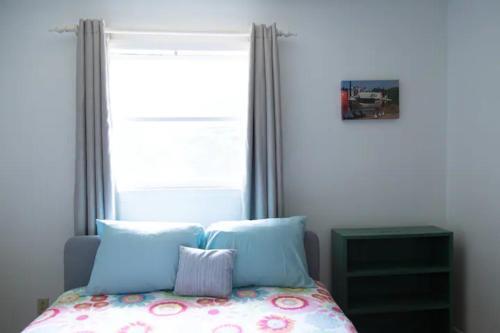 Charming 1960s Home Short Walk To Uptown Lightrail-unit 1
