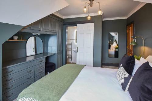 Host & Stay - Raven House