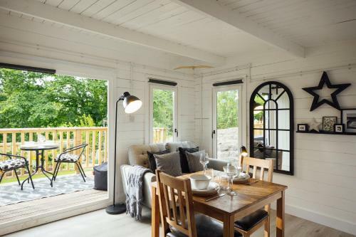Caban Du Bach Pembroke With Private Garden