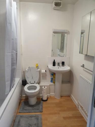 Nice Cozy 2-bed Apartment With Everything To Yourself