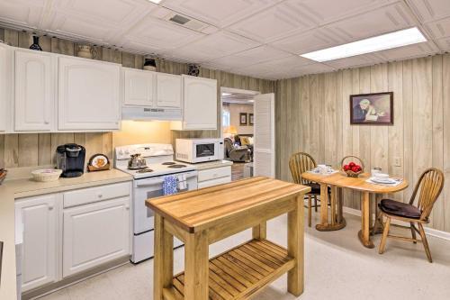 Apartamento Sun-dappled Lenoir Abode With Patio And Yard!