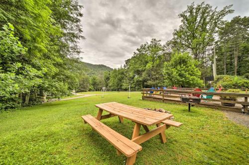 Pet-friendly Maggie Valley Cabin With Fire Pit!