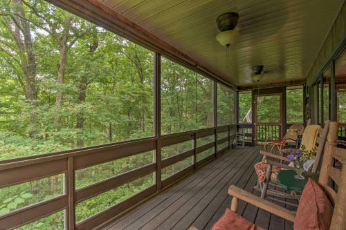 Charming Murphy House With 2 Decks Near Trails!