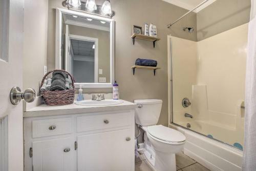 Charming Lake Retreat With Community Amenities!