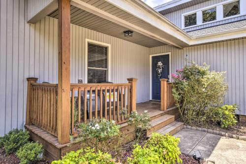 Charming Lake Retreat With Community Amenities!