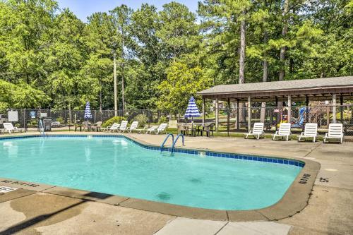Charming Lake Retreat With Community Amenities!