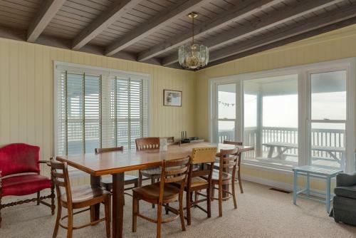 Admiral's Quarters By Oak Island Accommodations