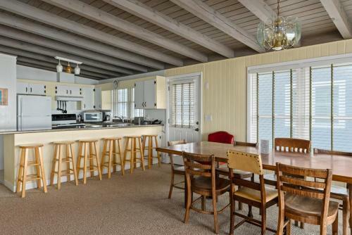 Admiral's Quarters By Oak Island Accommodations