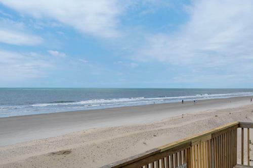 Admiral's Quarters By Oak Island Accommodations