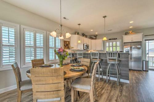 Surf City Escape With 6 Decks Steps From Beach