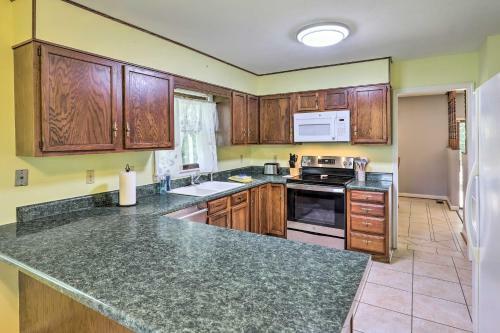 Charming Leicester Home With Deck And Gas Grill!