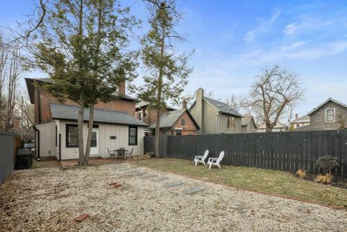 Stylish Charming 3 Br Duplex With Private Yard 648