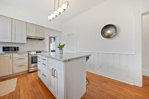 Stylish Charming 3 Br Duplex With Private Yard 648