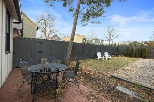 Stylish Charming 3 Br Duplex With Private Yard 648