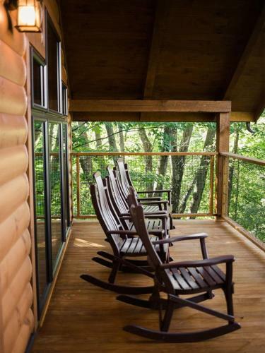 Skyview Treehouse B By Amish Country Lodging
