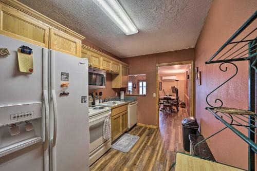 Apartamento Sunset Cove Lakefront Escape With Deck And Yard