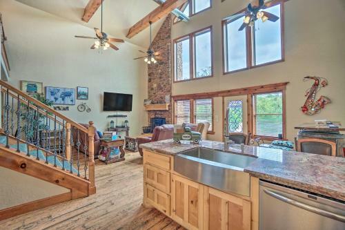 Sky Kabin With Game Room, Half Mi To Downtown!