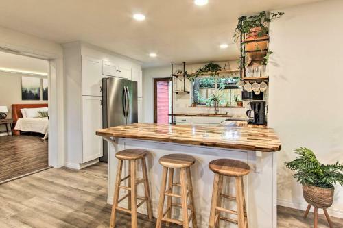 Idyllic Eugene Retreat With Hot Tub And Fire Pit!