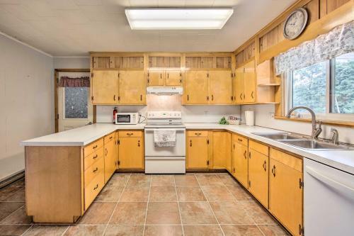 Peaceful Belleville Retreat With Farm Views!