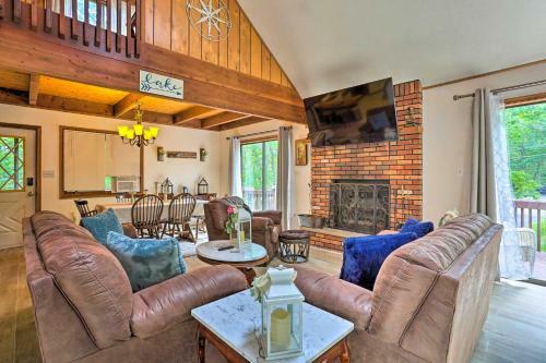 Pocono Mountains Retreat With Deck And Fire Pit!