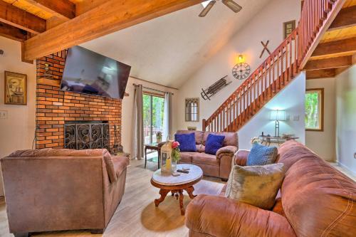 Pocono Mountains Retreat With Deck And Fire Pit!