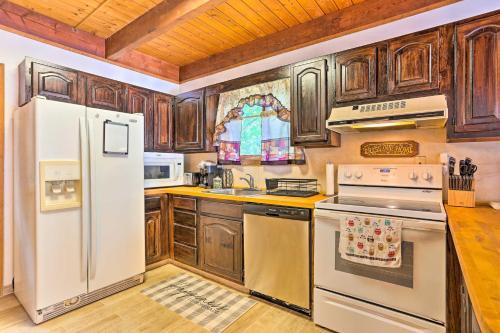 Pocono Mountains Retreat With Deck And Fire Pit!