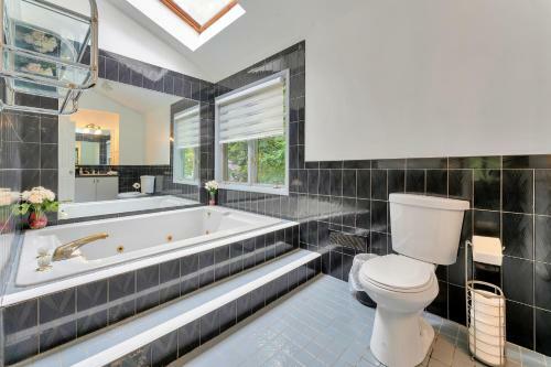 Spacious Renovated 5bd Mansion W/ Jacuzzi/sauna/pool Table