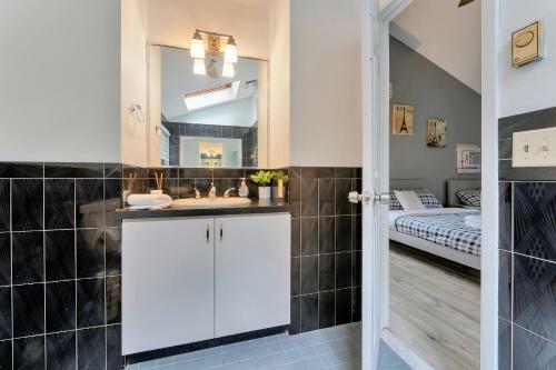 Spacious Renovated 5bd Mansion W/ Jacuzzi/sauna/pool Table