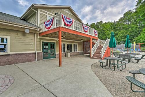 Big Bass Lake Cozy Ranch Cabin With Fire Pit!